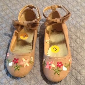 Girls Tan Flats.Ankle straps, bows, embroidery. 3